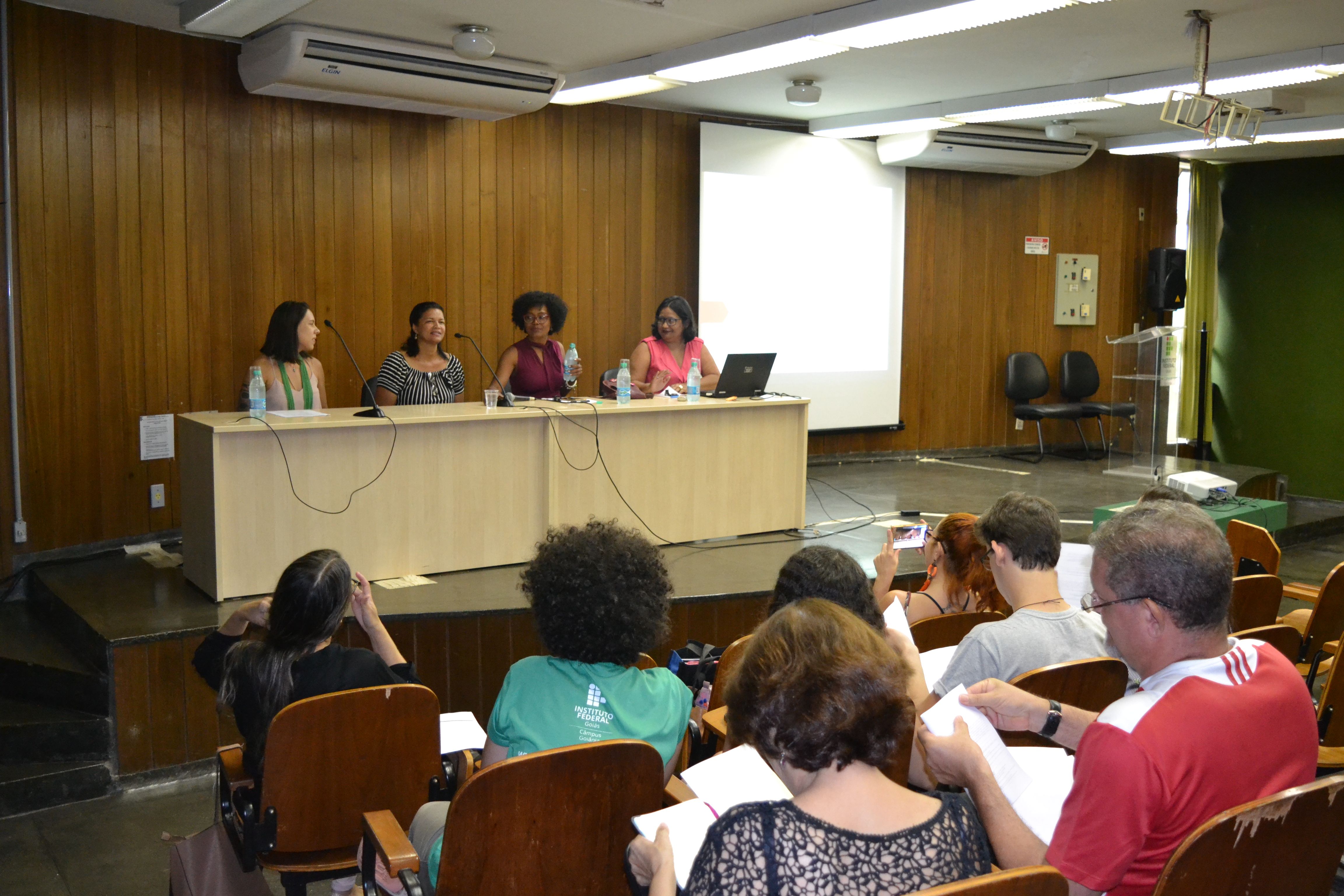 Mesa-Redonda discutiu sobre espaços educativos